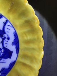 Une paire de coupes godronn&eacute;es en porcelaine de Chine bleu et blanc &agrave; bordure jaune, marqu&eacute;es aux li&egrave;vres, Wanli