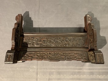 Un &eacute;cran de table en jade c&eacute;ladon p&acirc;le et bois sculpt&eacute;, Chine, 19/20&egrave;me