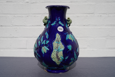 Un vase en porcelaine de Chine fahua &agrave; d&eacute;cor en relief, 19&egrave;me