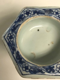 Un saleron en porcelaine de Chine bleu et blanc, &eacute;poque Transition