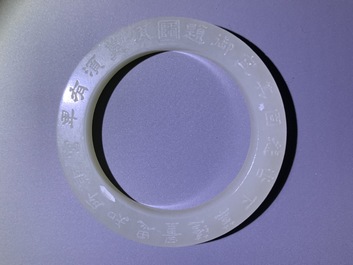 Un anneau avec inscription en jade blanc, Chine, 19/20&egrave;me