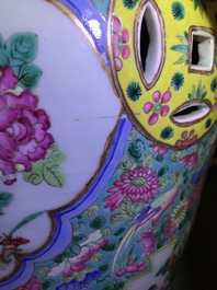 Une paire de tabourets ajour&eacute;s en porcelaine de Chine famille rose, 19&egrave;me