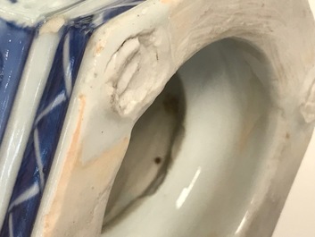 Un saleron en porcelaine de Chine bleu et blanc, &eacute;poque Transition