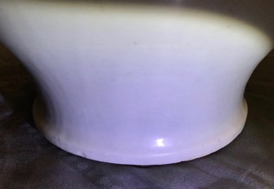 Een Chinese monochrome witte vaas met houten deksel en sokkel, Ming