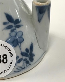 Een Chinese blauw-witte waterdruppelaar met 'Lange Lijzen', Kangxi