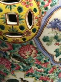 Une paire de tabourets ajour&eacute;s en porcelaine de Chine famille rose, 19&egrave;me