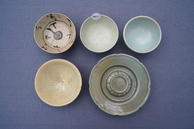 Een collectie van 15 Chinese celadon en cr&egrave;mekleurige stukken, Song en later