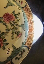 Une tasse et soucoupe en porcelaine de Chine famille rose coquille d'oeuf, Yongzheng