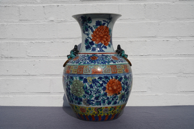Un vase en porcelaine de Chine doucai &agrave; d&eacute;cor de pivoines, 19&egrave;me
