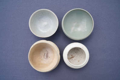 Een collectie van 15 Chinese celadon en cr&egrave;mekleurige stukken, Song en later