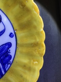 Een paar Chinese blauw-witte gelobde borden met gele rand, 'haas' merk, Wanli