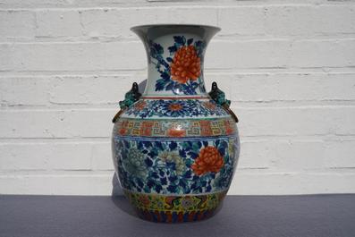 Een Chinese doucai vaas met pioenen, 19e eeuw
