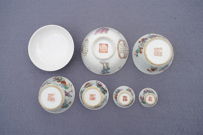 Cinq bols et une tasse et soucoupe Wu Shuang Pu en porcelaine de Chine famille rose, 19&egrave;me