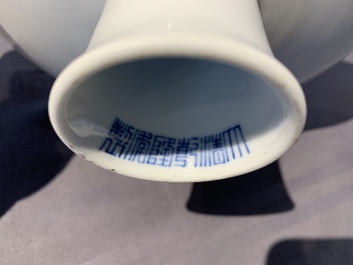 Un bol sur piedouche en porcelaine de Chine blanc monochrome, marque et &eacute;poque de Qianlong