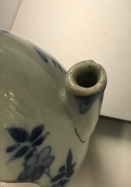 Een Chinese blauw-witte waterdruppelaar met 'Lange Lijzen', Kangxi