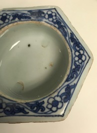 Un saleron en porcelaine de Chine bleu et blanc, &eacute;poque Transition