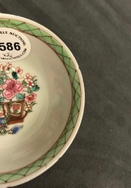 Une paire de tasses et soucoupes en porcelaine de Chine famille rose, Yongzheng