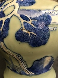 Een Chinese celadon vaas met blauw-wit en onderglazuur rood decor, Kangxi