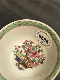 Een paar Chinese famille rose koppen en schotels, Yongzheng