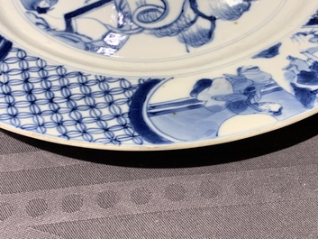 Deux assiettes en porcelaine de Chine bleu et blanc &agrave; d&eacute;cor de 'La Romance de la chambre de l'ouest', marque et &eacute;poque de Kangxi