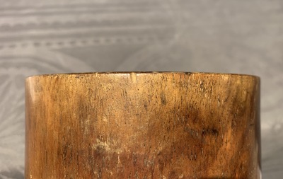 Een Chinese huanghuali houten penselenbeker, 18/19e eeuw