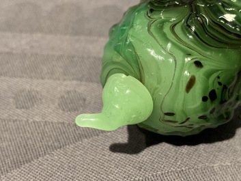 Zeven Chinese snuifflessen in overwegend groen meerlagig glas, 19/20e eeuw