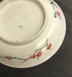 Une paire de tasses et soucoupes en porcelaine de Chine famille rose, Yongzheng