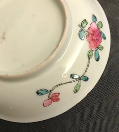 Une paire de tasses et soucoupes en porcelaine de Chine famille rose, Yongzheng