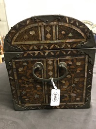 Een Japanse gelakte en vergulde 'Namban' koffer met parelmoer inlegwerk voor de Portugese markt, Edo, 17e eeuw