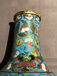 Un vase en &eacute;maux cloisonn&eacute;s et un groupe en bronze dor&eacute;, Chine, 18/19&egrave;me