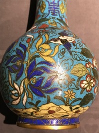 Een Chinese cloisonn&eacute; vaas en een verguld bronzen groep, 18/19e eeuw