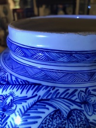 Une paire de grands vases couverts en fa&iuml;ence de Delft bleu et blanc, 18&egrave;me