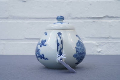 Een Chinese blauw-witte theepot met decor van kostbaarheden, Jiajing merk, Kangxi