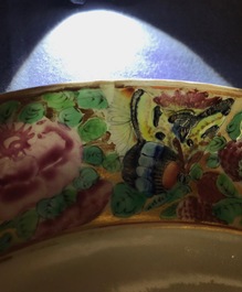 Un service de 16 pi&egrave;ces en porcelaine de Chine famille rose de Canton, 19&egrave;me