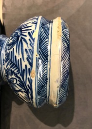 Une paire de grands vases couverts en fa&iuml;ence de Delft bleu et blanc, 18&egrave;me