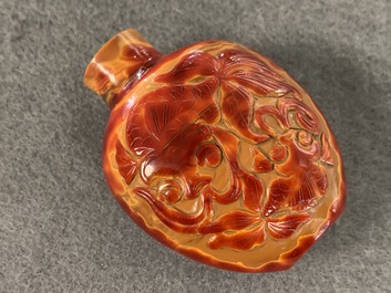 Une tabati&egrave;re en verre r&eacute;algar, Verrerie Imp&eacute;riale, P&eacute;kin, Chine, 1730-1840