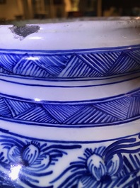 Une paire de grands vases couverts en fa&iuml;ence de Delft bleu et blanc, 18&egrave;me