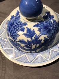 Deux paires de vases couverts en porcelaine de Chine bleu et blanc, marques de Kangxi et Chenghua, 19&egrave;me