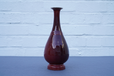 Un vase de forme bouteille en porcelaine de Chine langyao, 19&egrave;me