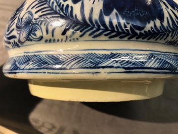 Une paire de grands vases couverts en fa&iuml;ence de Delft bleu et blanc, 18&egrave;me