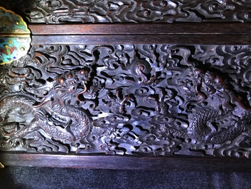 Une bo&icirc;te en bois de zitan aux montures en &eacute;maux cloisonn&eacute;s et anses en bronze dor&eacute;, Qing