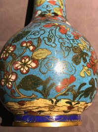 Un vase en &eacute;maux cloisonn&eacute;s et un groupe en bronze dor&eacute;, Chine, 18/19&egrave;me