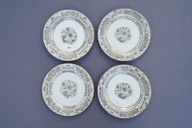 Neuf assiettes en porcelaine de Chine grisaille et de style Imari, Yongzheng/Qianlong