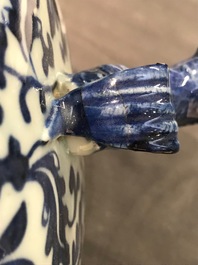 Une paire de vases couverts en porcelaine de Chine bleu et blanc, 19&egrave;me