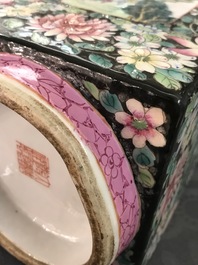 Un vase de forme cong en porcelaine de Chine famille rose, marque de Qianlong, R&eacute;publique, 20&egrave;me