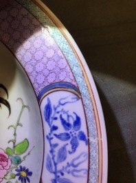 Een fijn Chinees famille rose eierschaal bord met hanen, Yongzheng