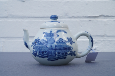 Een Chinese blauw-witte theepot met decor van kostbaarheden, Jiajing merk, Kangxi