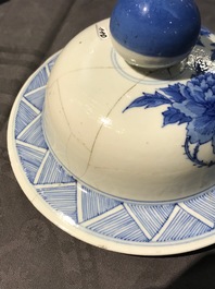 Twee paar Chinese blauw-witte dekselvazen, Kangxi en Chenghua merken, 19e eeuw