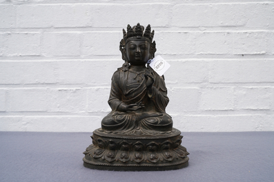 Een Chinese bronzen figuur van Boeddha, Ming