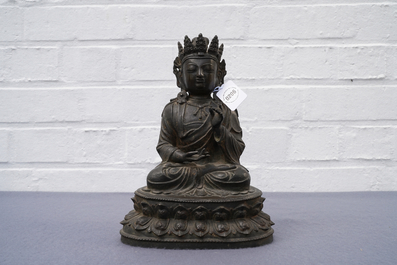 Une figure de Bouddha en bronze, Chine, Ming